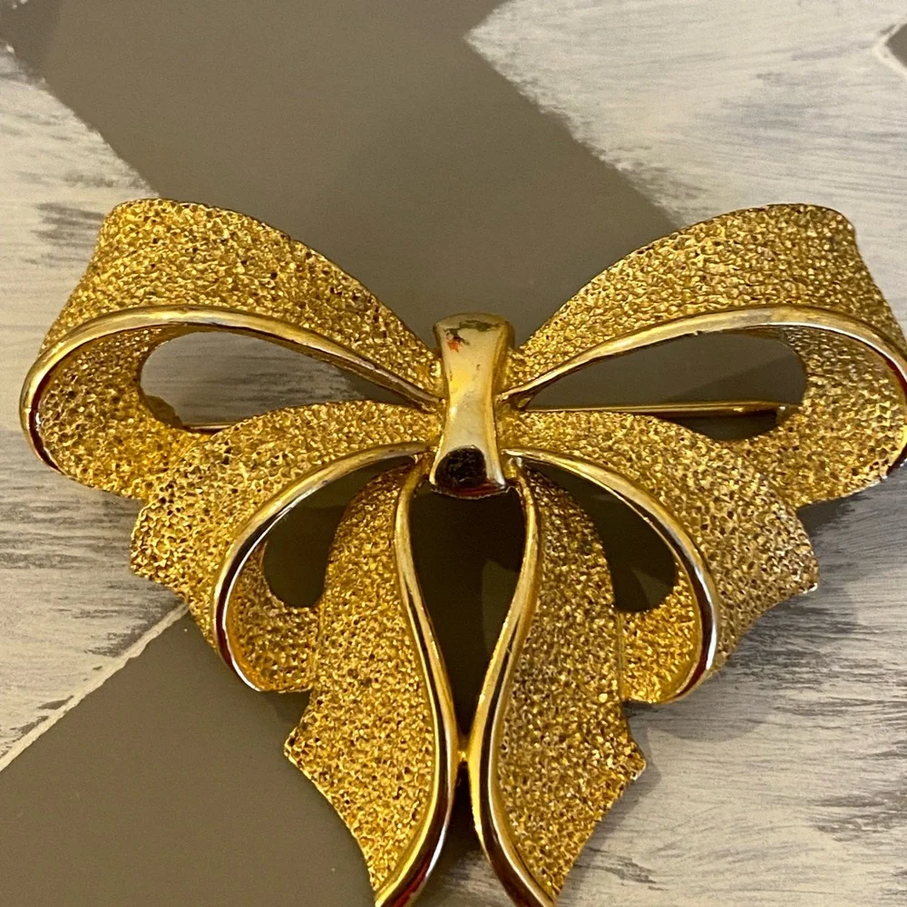 Vintage Sarah Coventry Gold Tone Bow Brooch Shimmery Signed
